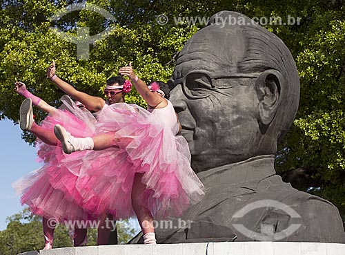  Assunto: Foliões do bloco de carnaval de rua Sassaricando próximo ao busto no Memorial Getúlio Vargas (2004) / Local: Glória - Rio de Janeiro (RJ) - Brasil / Data: 02/2012 