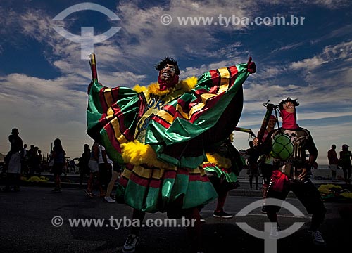  Assunto: Bate-bola no desfile do bloco de carnaval de rua Banda da Bolívar / Local: Copacabana - Rio de Janeiro (RJ) - Brasil / Data: 02/2012 