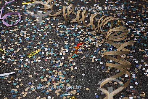  Assunto: Confetes e serpentinas durante o desfile do bloco de carnaval de rua Galinha do meio-dia / Local: Copacabana - Rio de Janeiro (RJ) - Brasil / Data: 02/2012 