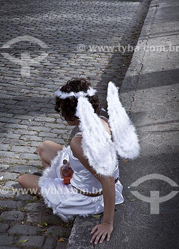  Assunto: Foliã sentada no calçada durante o desfile do bloco de carnaval de rua Loucura suburbana / Local: Engenho de Dentro - Rio de Janeiro (RJ) - Brasil / Data: 02/2012 