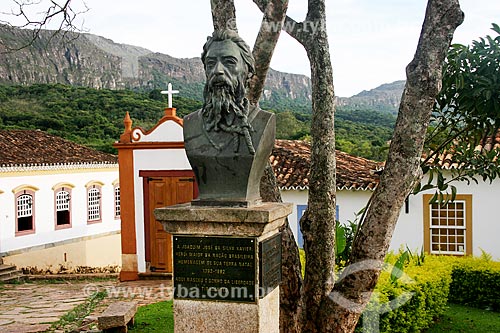  Assunto: Busto de Joaquim José da Silva Xavier com Capela dos Passos da Paixão ao fundo / Local: Tiradentes - Minas Gerais - Brasil  / Data: 12/2007 