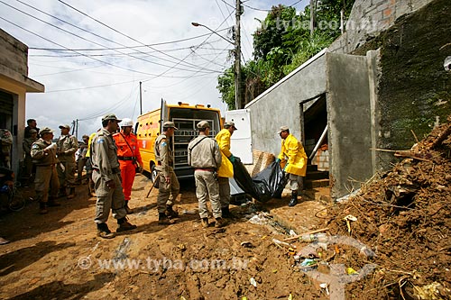  Defesa Civil recolhendo corpo após deslizamento de terra no Morro dos Prazeres  - Rio de Janeiro - Rio de Janeiro - Brasil