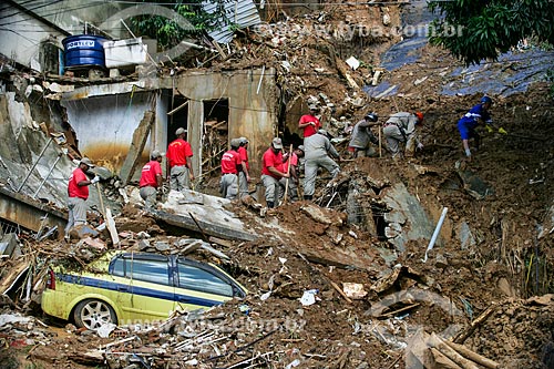  Bombeiros trabalhando em deslizamento de terra no Morro dos Prazeres  - Rio de Janeiro - Rio de Janeiro - Brasil