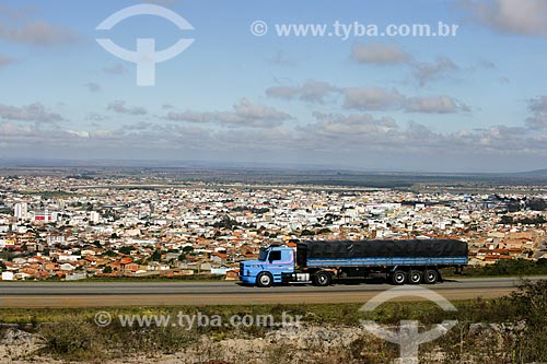  Caminhão na rodovia BR-116 - Vitória da Conquista ao fundo  - Vitória da Conquista - Bahia - Brasil