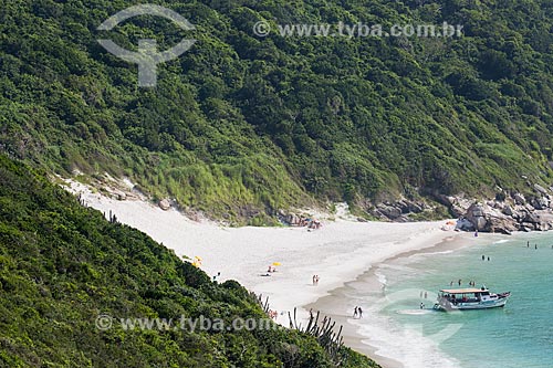  Assunto: Barco e banhistas na Prainha do Pontal do Atalaia / Local: Arraial do Cabo - Rio de Janeiro (RJ) - Brasil / Data: 01/2014 