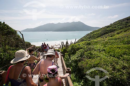  Assunto: Turistas na escadaria de acesso à Prainha do Pontal do Atalaia / Local: Arraial do Cabo - Rio de Janeiro (RJ) - Brasil / Data: 01/2014 