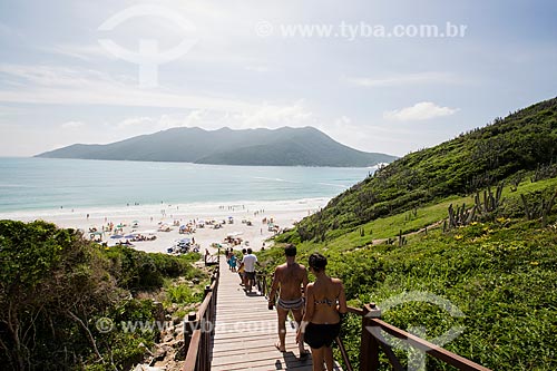  Assunto: Turistas na escadaria de acesso à Prainha do Pontal do Atalaia / Local: Arraial do Cabo - Rio de Janeiro (RJ) - Brasil / Data: 01/2014 