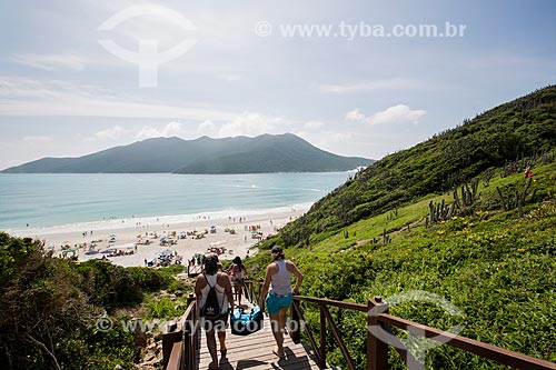  Assunto: Turistas na escadaria de acesso à Prainha do Pontal do Atalaia / Local: Arraial do Cabo - Rio de Janeiro (RJ) - Brasil / Data: 01/2014 