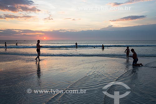  Assunto: Banhistas na Praia Grande durante o pôr do sol / Local: Arraial do Cabo - Rio de Janeiro (RJ) - Brasil / Data: 12/2013 