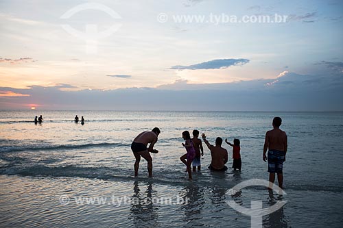  Assunto: Família na Praia Grande durante o pôr do sol / Local: Arraial do Cabo - Rio de Janeiro (RJ) - Brasil / Data: 12/2013 