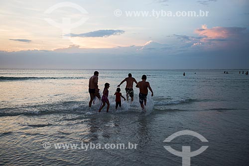  Assunto: Família na Praia Grande durante o pôr do sol / Local: Arraial do Cabo - Rio de Janeiro (RJ) - Brasil / Data: 12/2013 