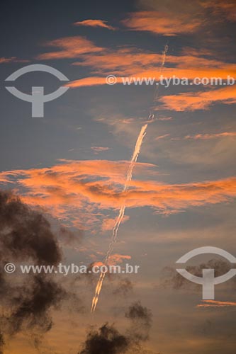  Assunto: Nuvens no céu durante pôr do sol com trilha de condensação de avião / Local: Arraial do Cabo - Rio de Janeiro (RJ) - Brasil / Data: 01/2014 