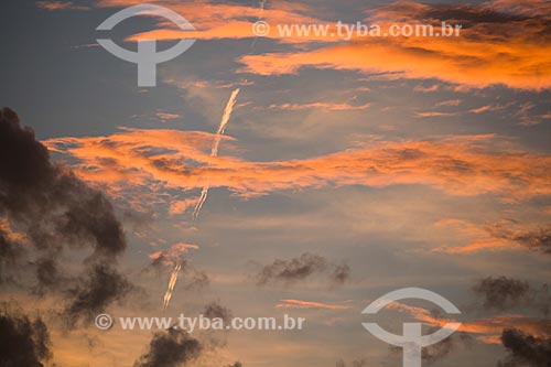  Assunto: Nuvens no céu durante pôr do sol com trilha de condensação de avião / Local: Arraial do Cabo - Rio de Janeiro (RJ) - Brasil / Data: 01/2014 