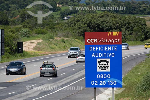  Assunto: Placa sinalizando telefone para deficiente auditivo no Km 31 direção sul na Rodovia RJ-124 (Via Lagos) / Local: Rio de Janeiro (RJ) - Brasil / Data: 12/2013 