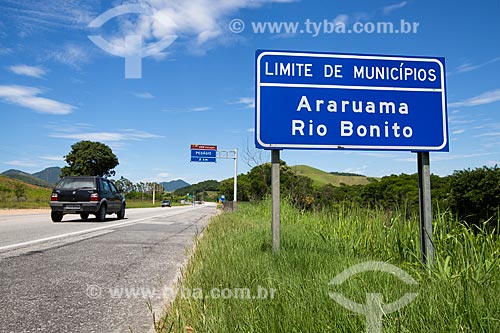  Assunto: Placa indicando a divisa entre Araruama e Rio Bonito na Rodovia RJ-124 (Via Lagos) / Local: Rio de Janeiro (RJ) - Brasil / Data: 12/2013 