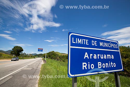  Assunto: Placa indicando a divisa entre Araruama e Rio Bonito na Rodovia RJ-124 (Via Lagos) / Local: Rio de Janeiro (RJ) - Brasil / Data: 12/2013 