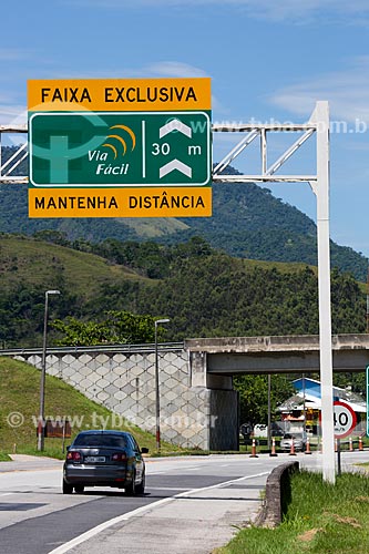  Assunto: Placa indicando a altura máxima para passagem de veículos no KM 20 - direção sul - da Rodovia RJ-124 (Via Lagos) / Local: Rio de Janeiro (RJ) - Brasil / Data: 12/2013 