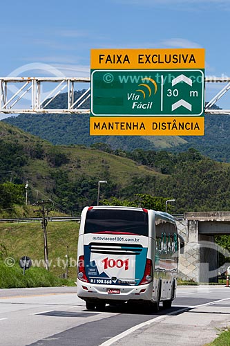 Assunto: Placa indicando a altura máxima para passagem de veículos no KM 20 - direção sul - da Rodovia RJ-124 (Via Lagos) / Local: Rio de Janeiro (RJ) - Brasil / Data: 12/2013 