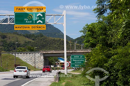  Assunto: Placa indicando a altura máxima para passagem de veículos no KM 20 - direção sul - da Rodovia RJ-124 (Via Lagos) / Local: Rio de Janeiro (RJ) - Brasil / Data: 12/2013 