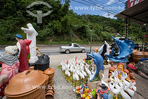  Assunto: Comércio de artesanato em cerâmica no Km 27 - direção sul - na Rodovia RJ-124 (Via Lagos) / Local: Rio de Janeiro (RJ) - Brasil / Data: 12/2013 
