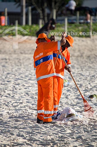  Garis limpando as areias da Praia de Ipanema após o ano novo  - Rio de Janeiro - Rio de Janeiro (RJ) - Brasil