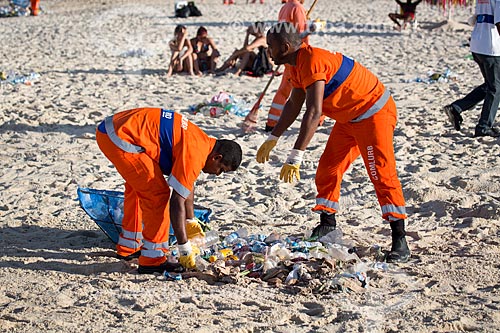  Garis limpando as areias da Praia de Ipanema após o ano novo  - Rio de Janeiro - Rio de Janeiro (RJ) - Brasil