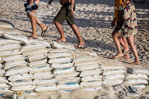  Assunto: Escada feita com sacos de areia na Praia de Ipanema / Local: Ipanema - Rio de Janeiro (RJ) - Brasil / Data: 01/2014 