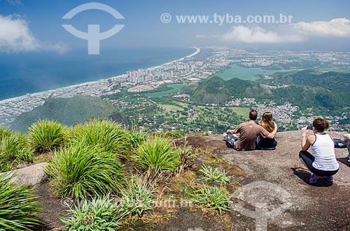  Assunto: Pessoas no topo da Pedra Bonita com a Barra da Tijuca ao fundo / Local: São Conrado - Rio de Janeiro (RJ) - Brasil / Data: 11/2013 