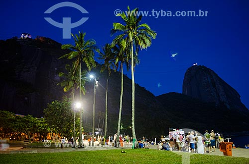  Assunto: Pessoas no calçadão da Praia Vermelha com Pão de Açúcar ao fundo / Local: Urca - Rio de Janeiro (RJ) - Brasil / Data: 01/2014 