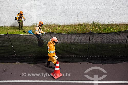  Assunto: Trabalhadores cortando grama em calçada / Local: Curitiba - Paraná (PR) - Brasil / Data: 12/2013 