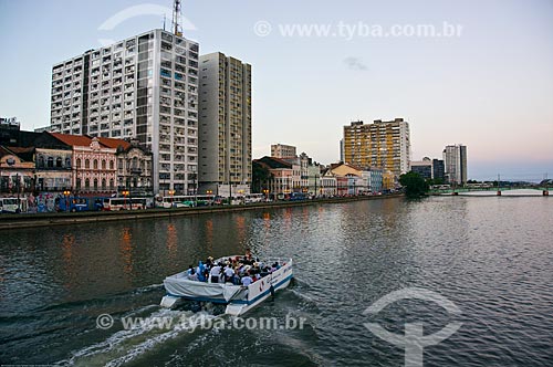  Assunto: Balsa com turistas no Rio Capibaribe com os casarios na Rua da Aurora ao fundo / Local: Recife - Pernambuco (PE) - Brasil / Data: 11/2013 