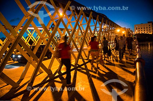  Assunto: Pessoas atravessando a Ponte da Boa Vista (1874) sobre o Rio Capibaribe / Local: Recife - Pernambuco (PE) - Brasil / Data: 11/2013 