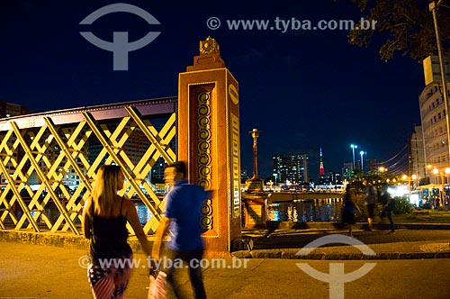  Assunto: Pessoas atravessando a Ponte da Boa Vista (1874) sobre o Rio Capibaribe / Local: Recife - Pernambuco (PE) - Brasil / Data: 11/2013 