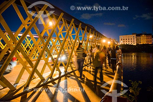  Assunto: Pessoas atravessando a Ponte da Boa Vista (1874) sobre o Rio Capibaribe / Local: Recife - Pernambuco (PE) - Brasil / Data: 11/2013 