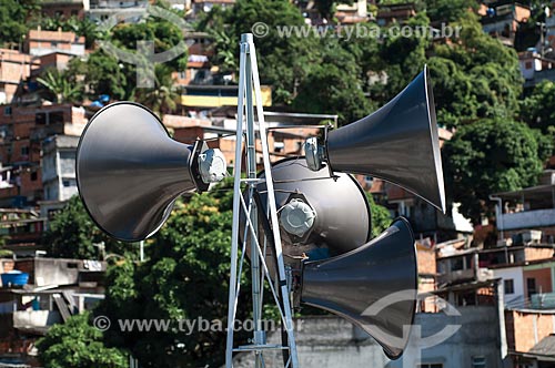  Assunto: Alto-falante no Morro do Borel para alertar moradores sobre riscos de tempestade / Local: Tijuca - Rio de Janeiro (RJ) - Brasil / Data: 04/2011 