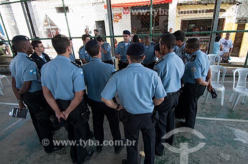  Assunto: Policiais militares em reunião na quadra de esportes no Morro da Providência / Local: Gamboa - Rio de Janeiro (RJ) - Brasil / Data: 06/2011 