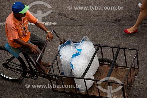  Assunto: Entregador de gelo na Rua do Russel / Local: Glória - Rio de Janeiro (RJ) - Brasil / Data: 02/2014 