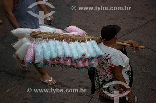  Assunto: Vendedor de algodão doce na Rua do Russel / Local: Glória - Rio de Janeiro (RJ) - Brasil / Data: 02/2014 