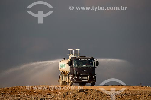  Assunto: CTR Grajaú - Centro de Tratamento de Resíduos de Construção Civil - caminhão molhando solo para evitar poeira / Local: Grajaú - São Paulo (SP) - Brasil / Data: 02/2014 