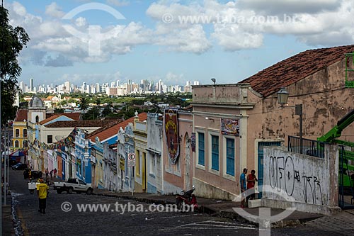  Assunto: Casario colonial na Rua Quinze de Novembro com a cidade de Recife ao fundo / Local: Olinda - Pernambuco (PE) - Brasil / Data: 03/2014 