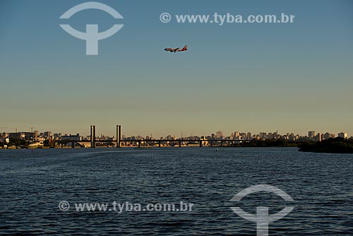  Assunto: Avião sobre o Lago Guaíba com a Ponte do Guaíba - também conhecida como Ponte Getúlio Vargas - ao fundo / Local: Porto Alegre - Rio Grande do Sul (RS) - Brasil / Data: 04/2013 