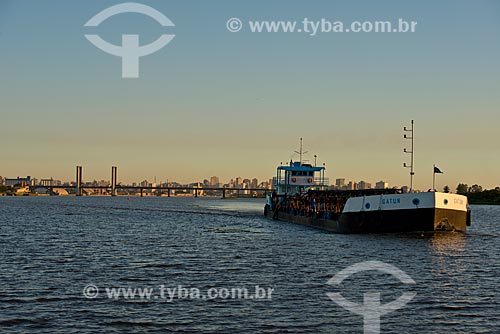  Assunto: Balsa no Lago Guaíba com a Ponte do Guaíba - também conhecida como Ponte Getúlio Vargas - ao fundo / Local: Porto Alegre - Rio Grande do Sul (RS) - Brasil / Data: 04/2013 