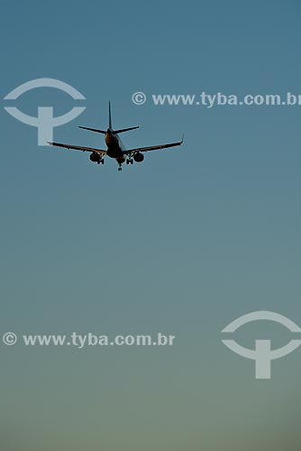  Assunto: Avião sobrevoando Porto Alegre / Local: Porto Alegre - Rio Grande do Sul (RS) - Brasil / Data: 04/2013 