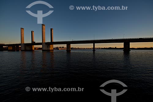 Assunto: Ponte do Guaíba - também conhecida como Ponte Getúlio Vargas / Local: Porto Alegre - Rio Grande do Sul (RS) - Brasil / Data: 04/2013 