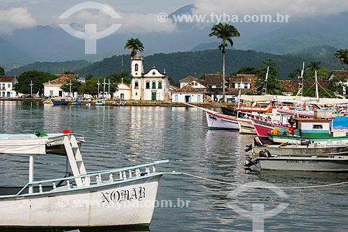  Assunto: Barcos na Baía de Paraty com a Igreja de Santa Rita de Cássia (1722) ao fundo / Local: Paraty - Rio de Janeiro (RJ) - Brasil / Data: 12/2007 