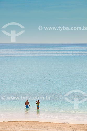  Assunto: Casal tomando banho de mar na praia em Bahamas / Local: Bahamas - América Central / Data: 06/2013 