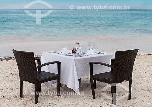  Assunto: Mesa posta para refeição na praia / Local: Bahamas - América Central / Data: 06/2013 