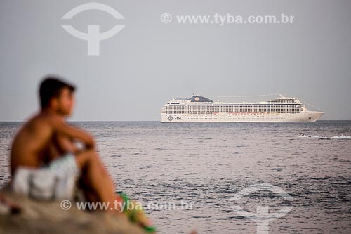  Assunto: Casal na Pedra do Arpoador com Navio de cruzeiro ao fundo / Local: Ipanema - Rio de Janeiro (RJ) - Brasil / Data: 01/2014 