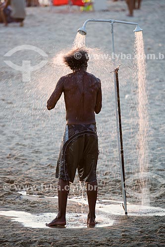  Assunto: Banhista tomando banho em chuveiro na Praia do Arpoador / Local: Ipanema - Rio de Janeiro (RJ) - Brasil / Data: 02/2014 