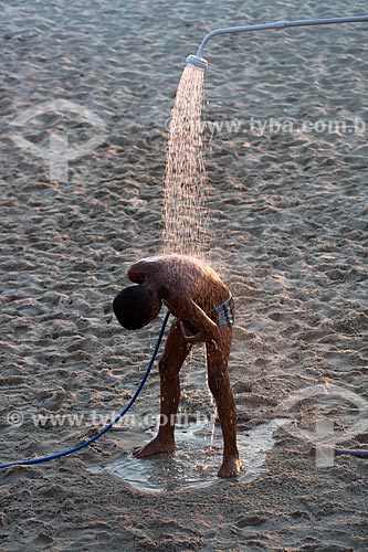  Assunto: Banhista tomando banho em chuveiro na Praia do Arpoador / Local: Ipanema - Rio de Janeiro (RJ) - Brasil / Data: 02/2014 